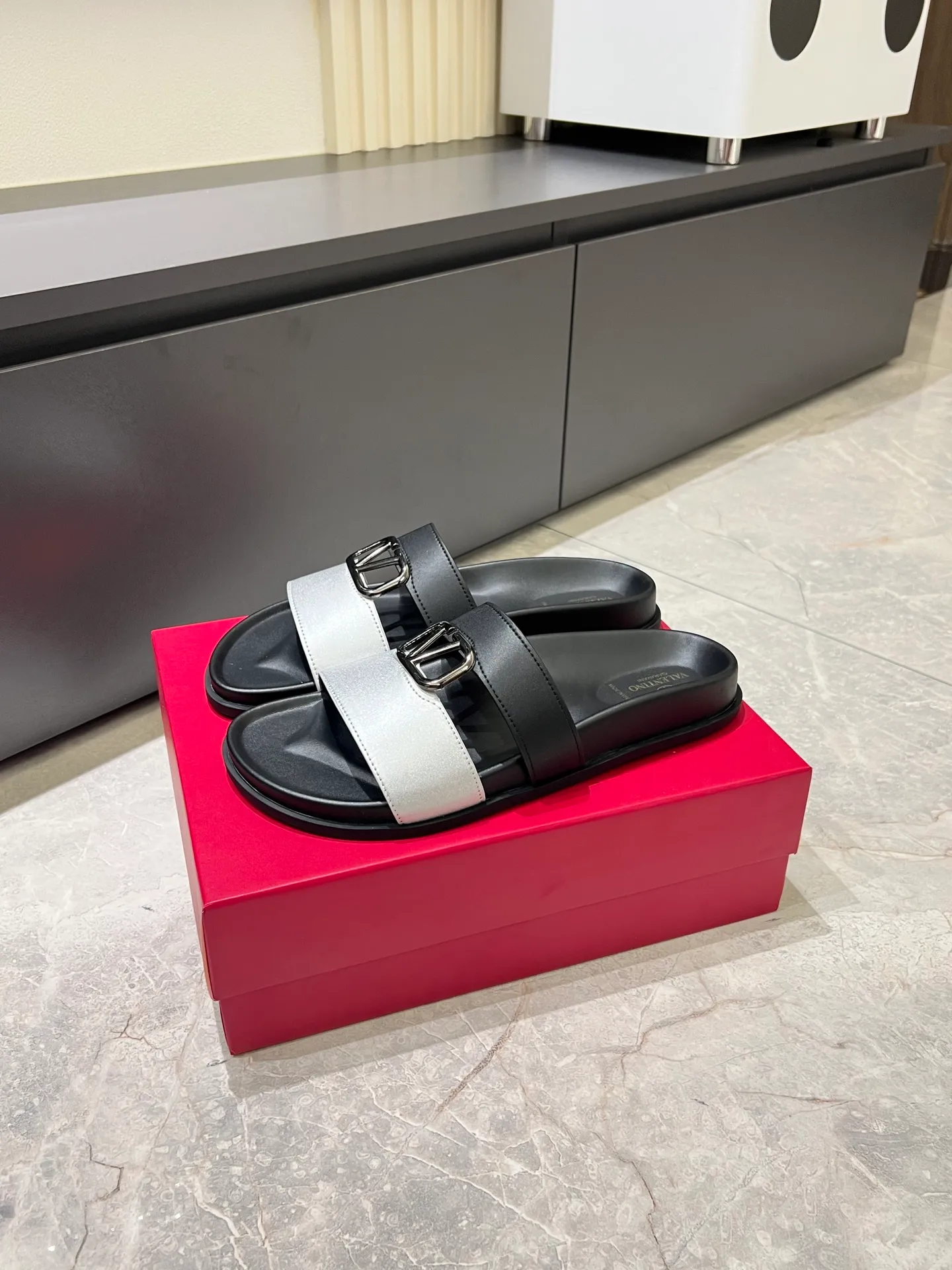 Men's shoes 💰p300 VALENTINO Men's 🧍‍♂️ Spring and summer new style metal logo flat slippers, elegant sandals, the same style worn by celebrities, original molding, imported calfskin. Rubber outsole. Soft and durable, full set of counter packaging size: 39-44 (.45.46 customized)